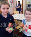 Дети держат пасхальные яйца - поделки