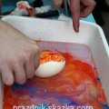 Наложение узорной пленки на яйцо