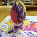 Фиолетово-желтое пасхальное яйцо